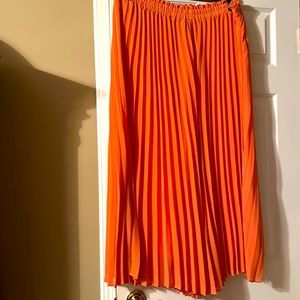 Wide leg pleated crop pants